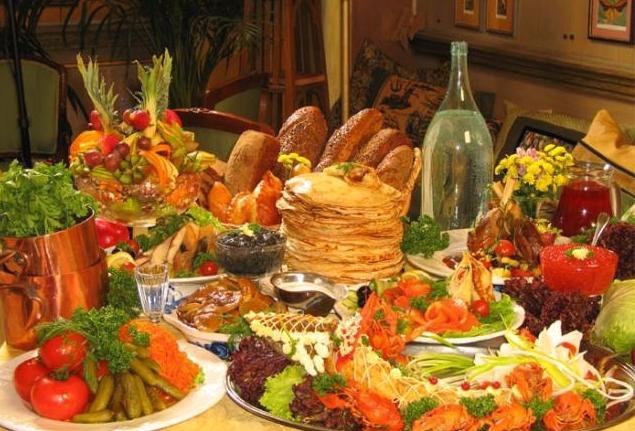 Що означає сон про застілля: тлумачення снів, де збираються люди за столом