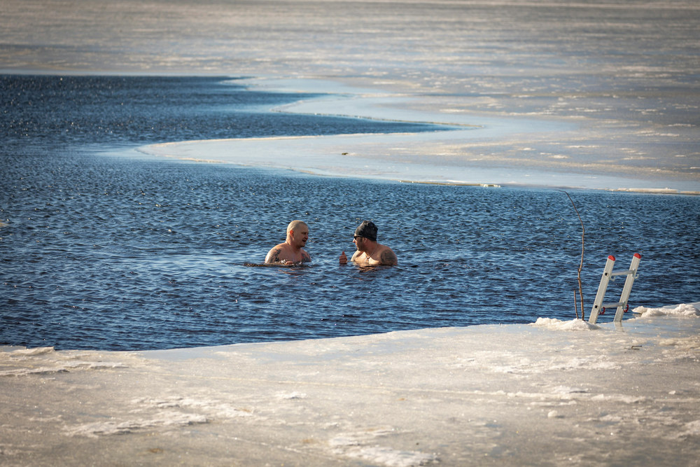 Що означає купатися в холодній воді уві сні: розбір деталей та тлумачення